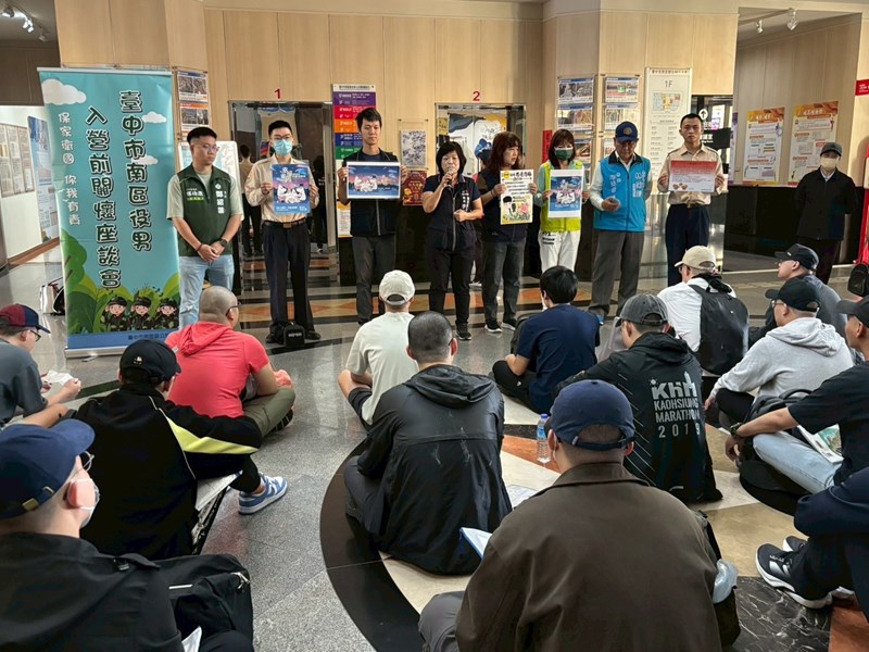 台中市南區區公所李美麗區長與人文課陳榮庭課長對從軍役男政令宣導如反詐騙及宣傳2026中台灣燈會等活動