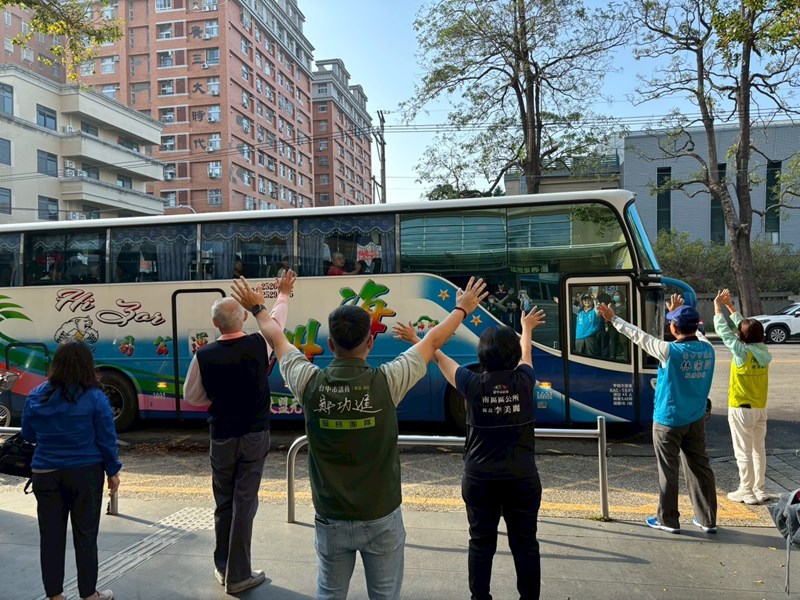 台中市南區區公所李美麗區長與人文課陳榮庭課長對從軍役男依依揮手送別