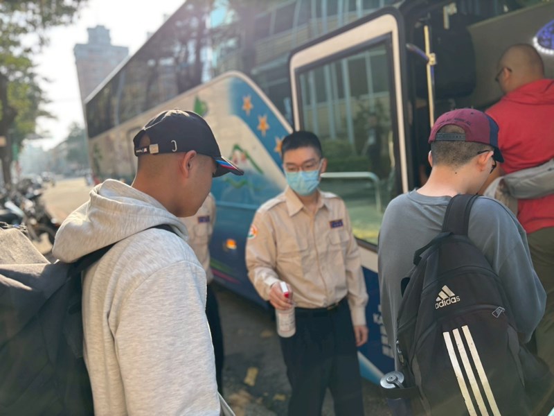 台中市南區區公所李美麗區長與人文課陳榮庭課長重視送兵活動中從軍役男衛生防疫措施