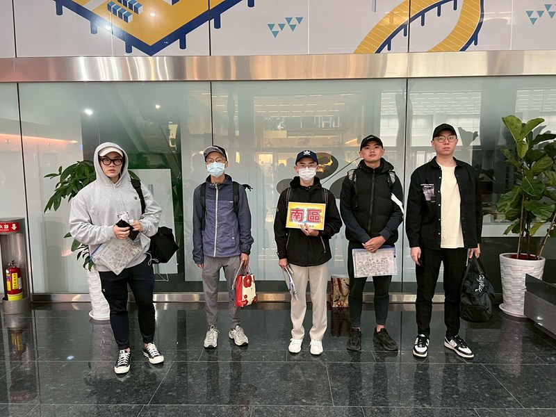 台中市南區從軍役男合影留念