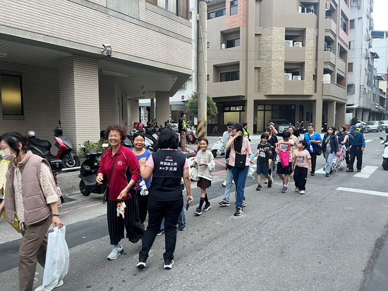 國光里歡慶元宵佳節 提燈踩街福滿迎新春7