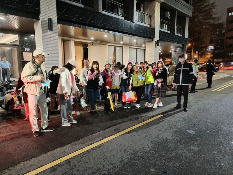 德義里鑼鼓陣帶隊提燈踩街鬧元宵2