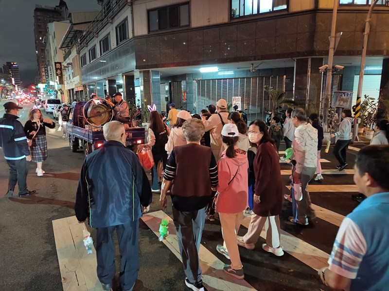 德義里鑼鼓陣帶隊提燈踩街鬧元宵3