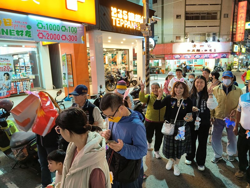 德義里鑼鼓陣帶隊提燈踩街鬧元宵4