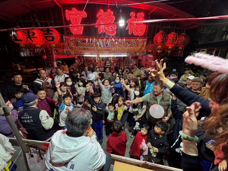 德義里鑼鼓陣帶隊提燈踩街鬧元宵5