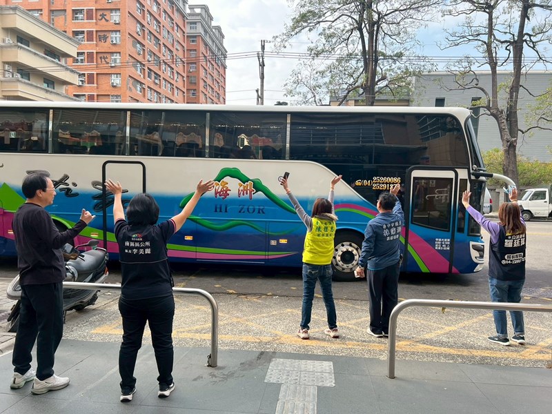 台中市南區區公所李美麗區長與人文課陳榮庭課長及諸位貴賓向從軍役男依依揮手送別