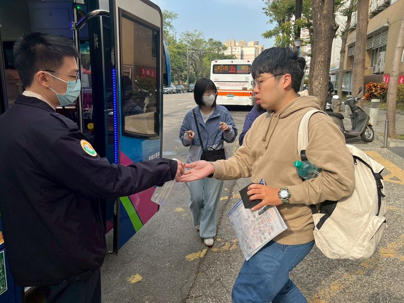 台中市南區區公所李美麗區長與人文課陳榮庭課長重視送兵活動中從軍役男衛生防疫措施