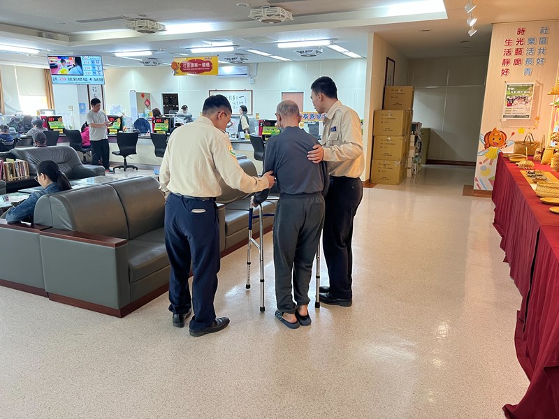 台中市南區區公所替代役男主動服務需幫助民眾實況
