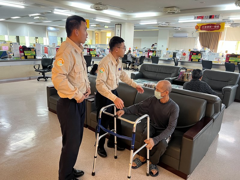 台中市南區區公所替代役男主動服務需幫助民眾實況