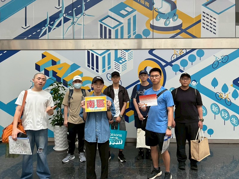 台中市南區從軍役男合影留念