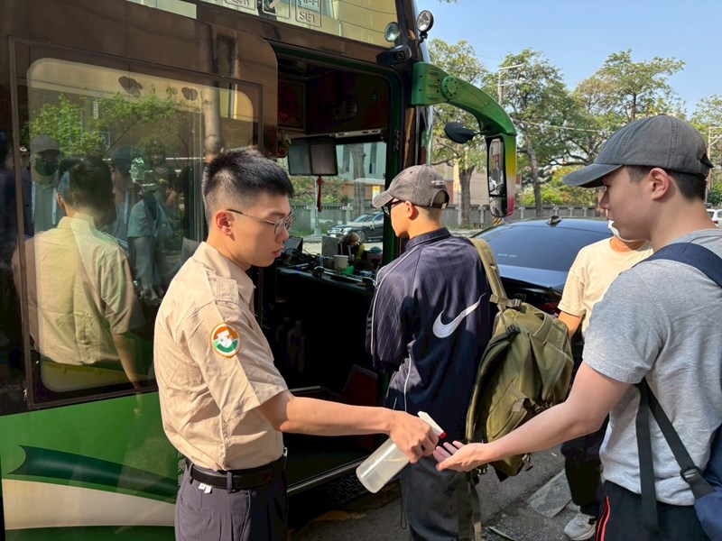 台中市南區區公所黃順良主任秘書與人文課李文武課長重視送兵活動中從軍役男衛生防疫措施
