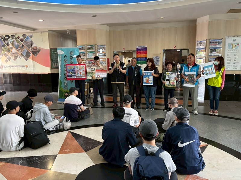 台中市南區區公所黃順良主任秘書與人文課李文武課長對從軍役男政令宣導如反詐騙及宣傳115學年度起台中公立國中小營養午餐全面免費等活動