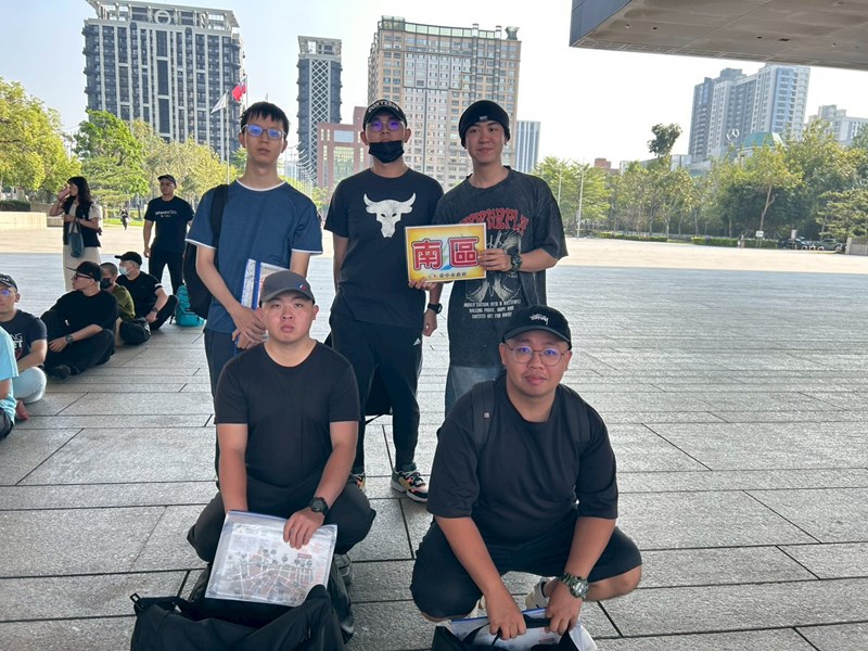 台中市南區從軍役男合影留念