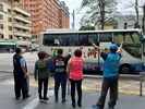 台中市南區區公所黃順良主任秘書與人文課李文武課長及諸位貴賓向從軍役男依依揮手送別