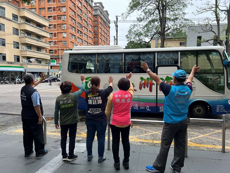 台中市南區區公所黃順良主任秘書與人文課李文武課長及諸位貴賓向從軍役男依依揮手送別