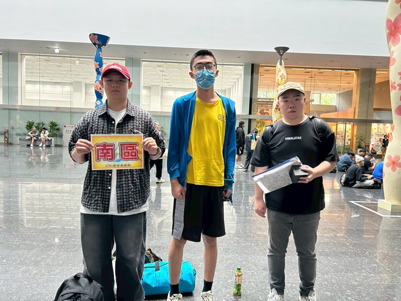 台中市南區從軍役男合影留念