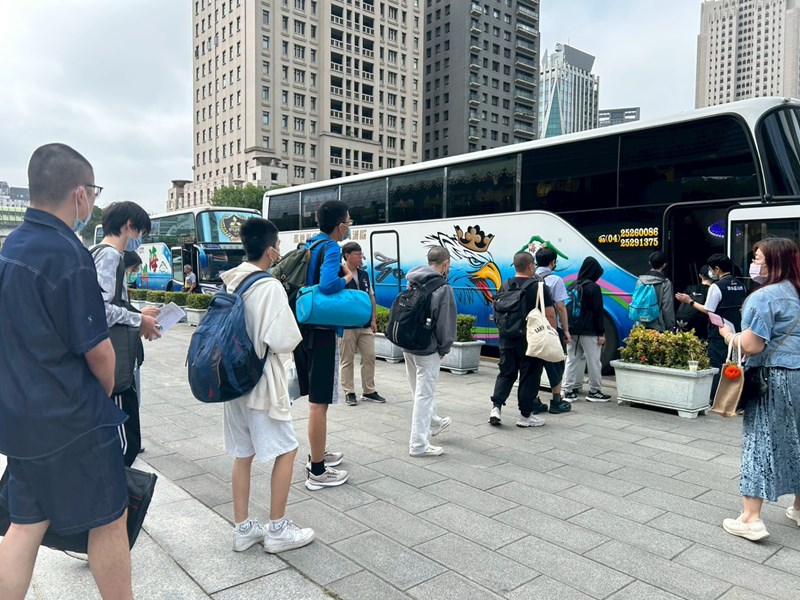 台中市從軍役男搭車入營去