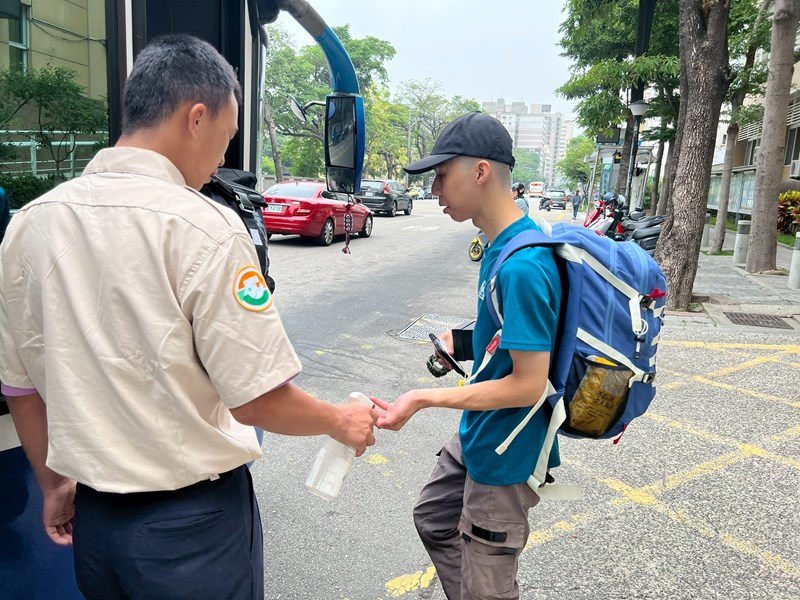 台中市南區區公所李美麗區長與人文課李文武課長重視送兵活動中從軍役男衛生防疫措施