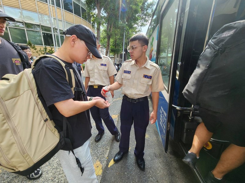 台中市南區區公所李美麗區長與人文課李文武課長重視送兵活動中從軍役男衛生防疫措施