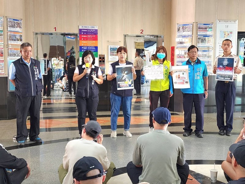 台中市南區區公所李美麗區長與人文課李文武課長對從軍役男政令宣導如反詐騙及宣傳115學年度起台中公立國中小營養午餐全面免費等活動