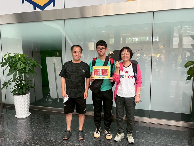 台中市南區從軍役男與家屬合影留念