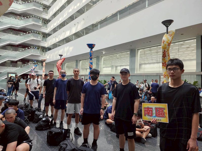 台中市南區從軍役男照相留念