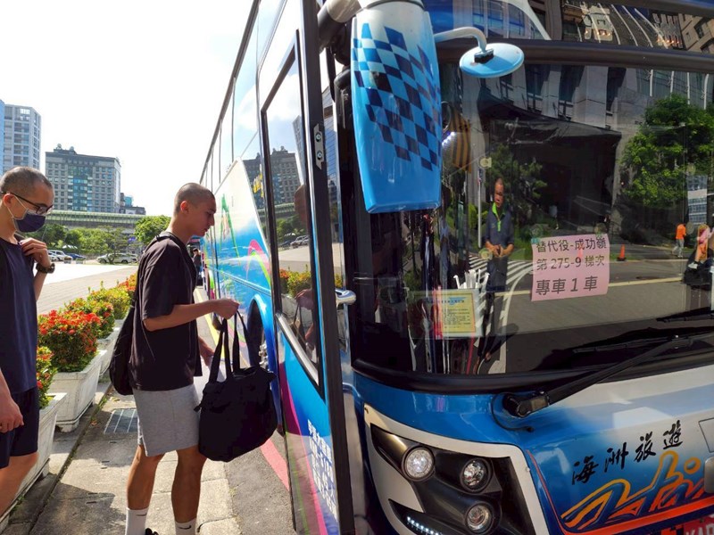 台中市從軍役男搭車入營去