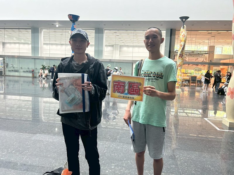 台中市南區從軍役男合影留念