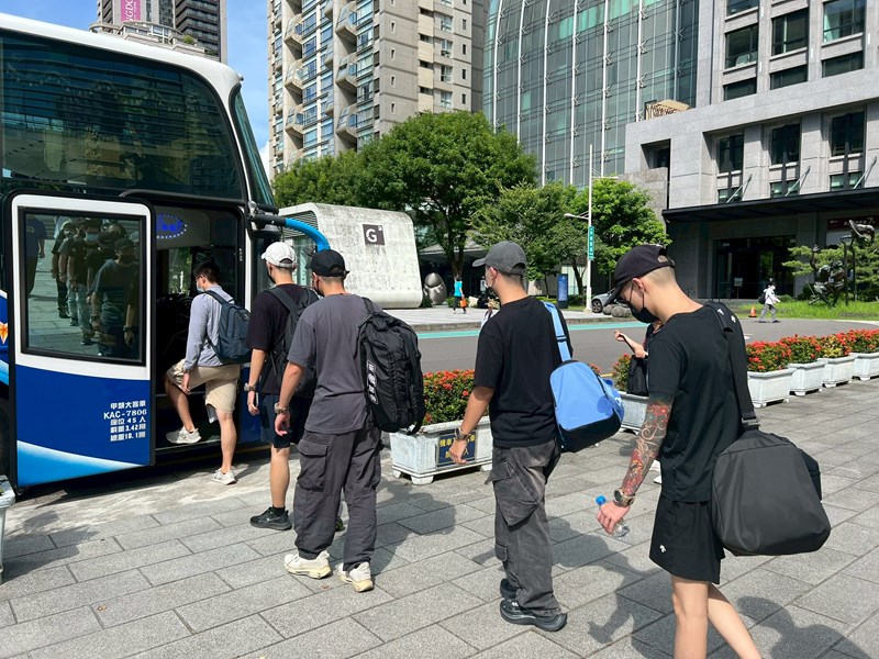 台中市從軍役男搭車入營去