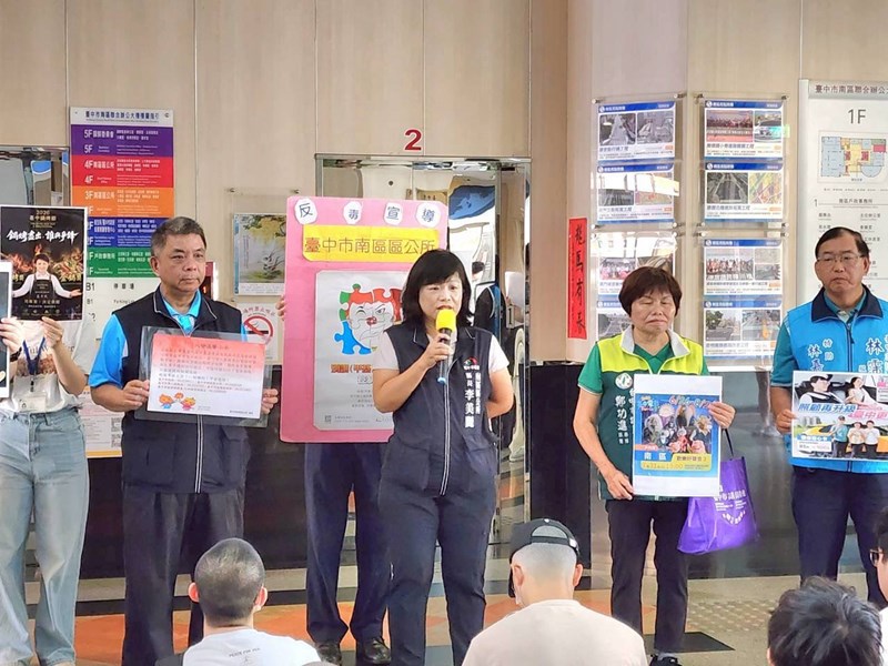 台中市南區區公所李美麗區長與人文課李文武課長對從軍役男政令宣導如反詐騙及宣傳115學年度起台中市公立與私立國中小營養午餐全面免費等活動