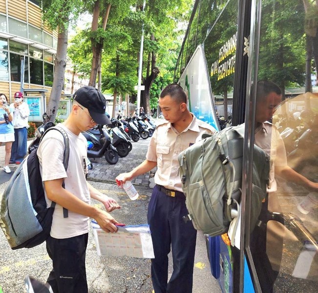台中市南區區公所李美麗區長與人文課李文武課長重視送兵活動中從軍役男衛生防疫措施