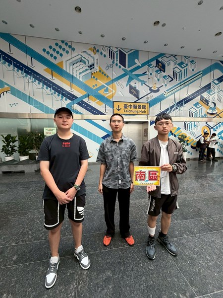 台中市南區從軍役男合影留念