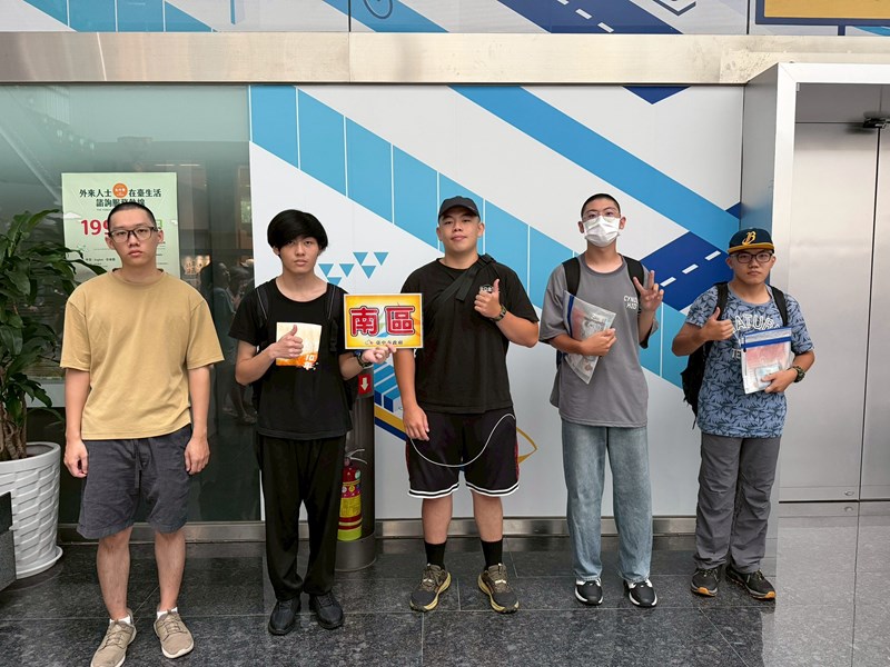 台中市南區從軍役男合影留念