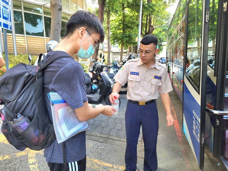 台中市南區區公所李美麗區長與人文課李文武課長重視送兵活動中從軍役男衛生防疫措施