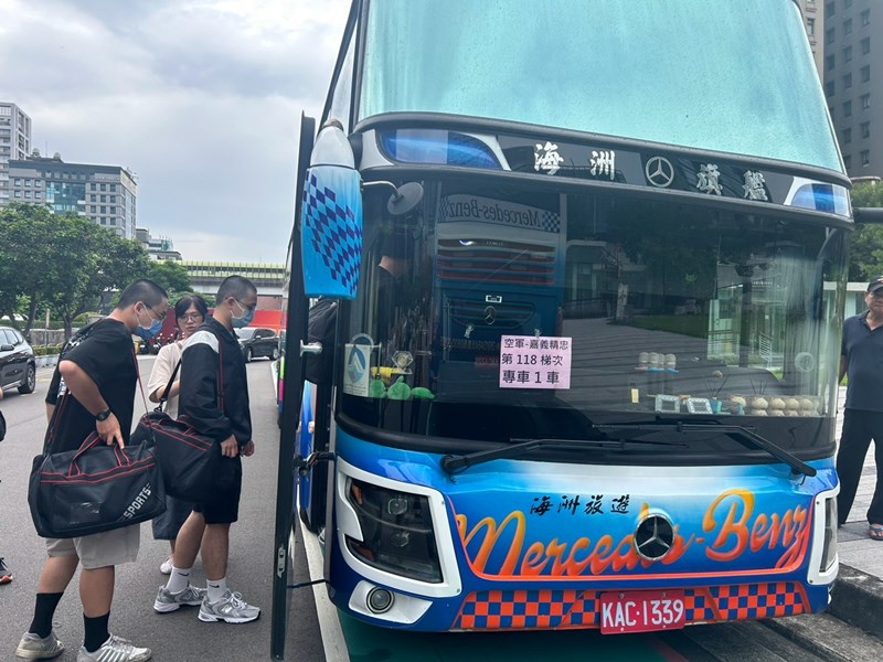 台中市從軍役男搭車入營去