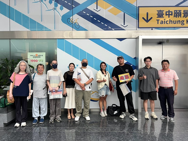 台中市南區從軍役男與家屬合影留念