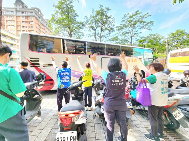 台中市南區區公所李美麗區長與人文課李文武課長與諸位貴賓與從軍役男依依揮手送別