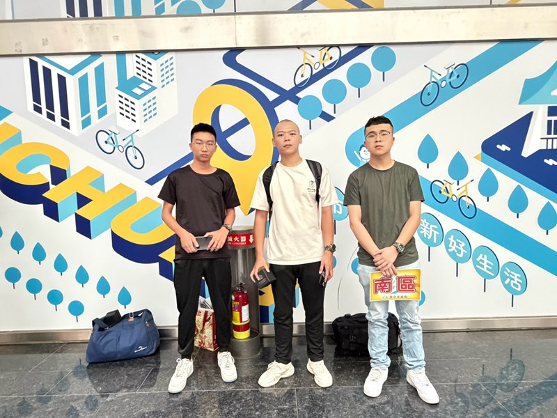 台中市南區從軍役男合影留念