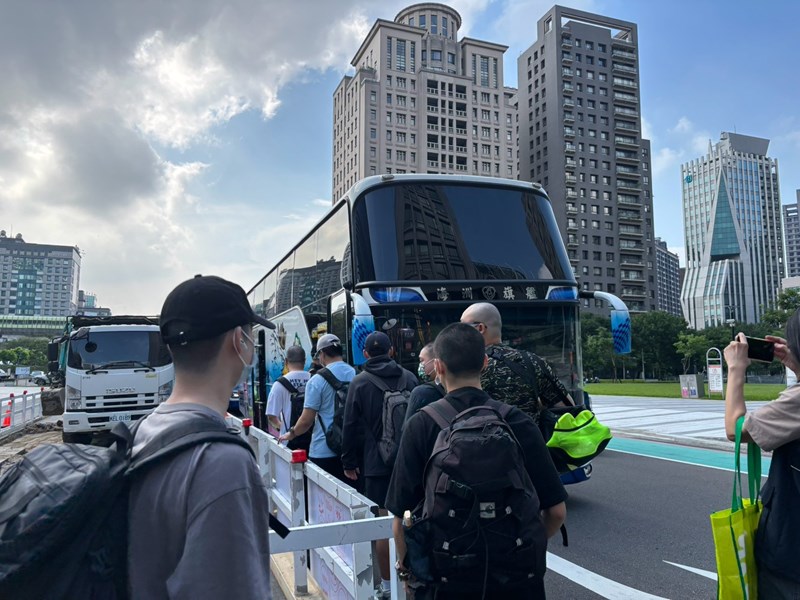 台中市從軍役男搭車入營去
