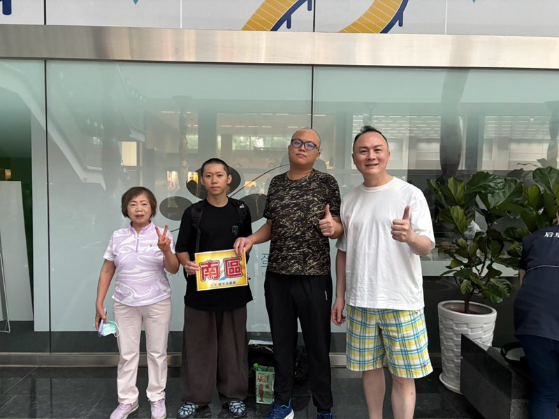台中市南區從軍役男與家屬合影留念