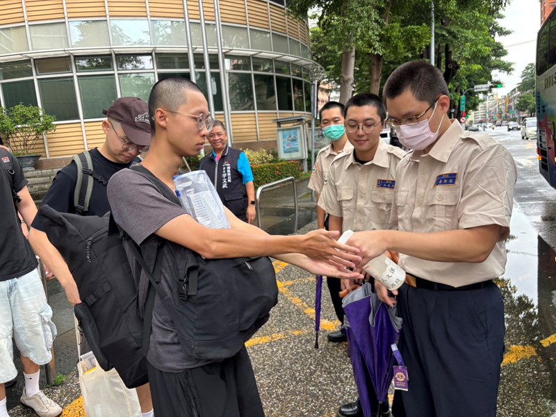 台中市南區區公所李美麗區長與人文課李文武課長重視送兵活動中從軍役男衛生防疫措施