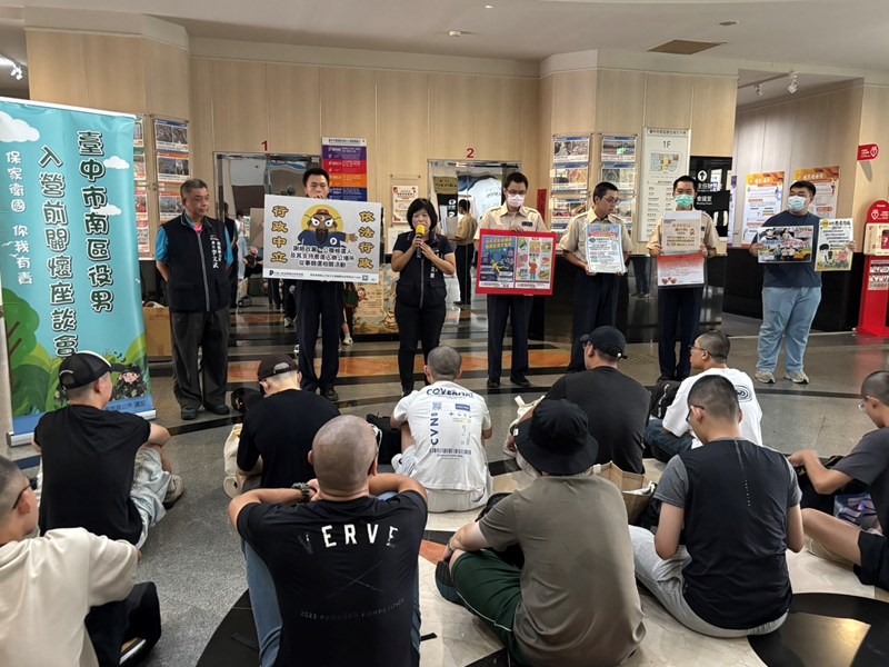 台中市南區區公所李美麗區長與人文課李文武課長對從軍役男政令宣導如反詐騙及宣傳115學年度起台中市公立與私立國中小營養午餐全面免費等活動
