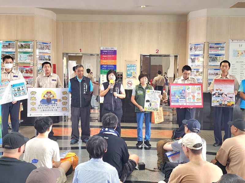 台中市南區區公所李美麗區長與人文課李文武課長對從軍役男政令宣導如反詐騙及宣傳115學年度起台中市公立與私立國中小營養午餐全面免費等活動