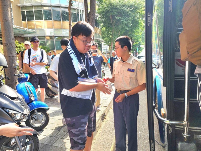 台中市南區區公所李美麗區長與人文課李文武課長重視送兵活動中從軍役男衛生防疫措施