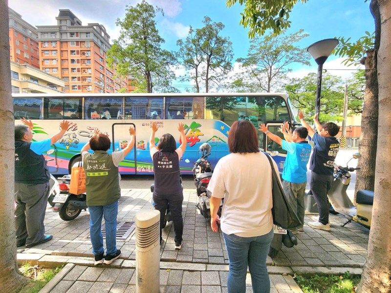 台中市南區區公所李美麗區長與人文課李文武課長及諸位貴賓對從軍役男依依揮手送別