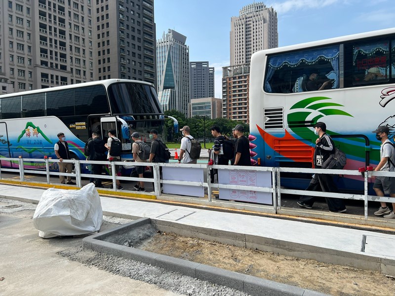 台中市從軍役男搭車入營去