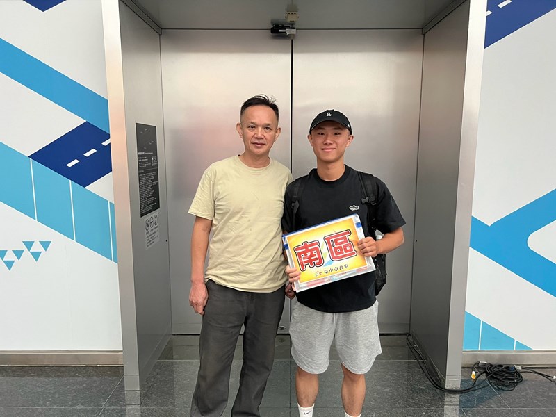 台中市南區從軍役男與家屬合影留念