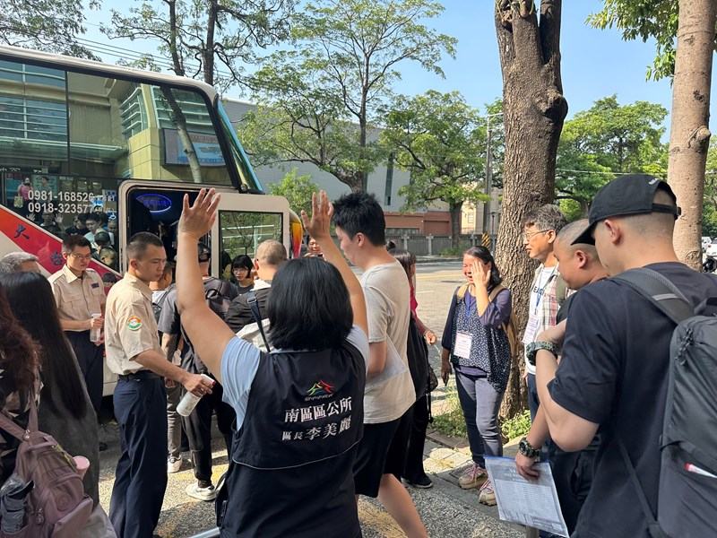 台中市南區區公所李美麗區長與人文課李文武課長重視送兵活動中從軍役男衛生防疫措施