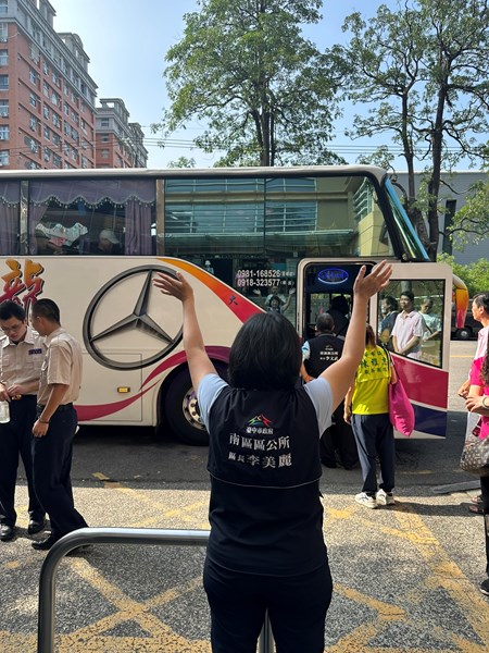台中市南區區公所李美麗區長與人文課李文武課長與諸位貴賓向從軍役男依依揮手送別