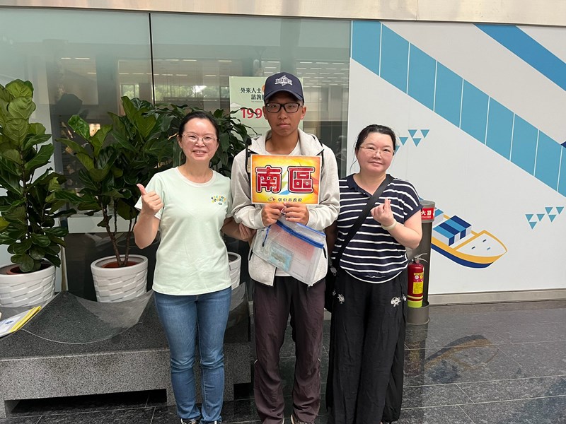 台中市南區從軍役男與家屬合影留念